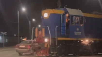 Атырауда теміржол өткелінен өтіп бара жатқан жеңіл көлік пен тепловоз соқтығысты (ВИДЕО)