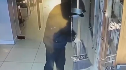 Есігін балғамен сындырған: Ақтөбеде 15 млн теңгенің ұялы телефондарын ұрлаған ер адам ұсталды (ВИДЕО)