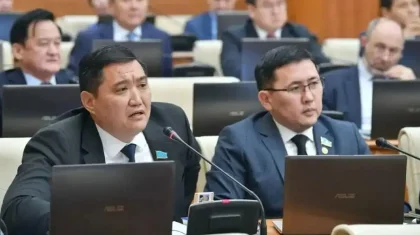 Депутат жұма күні сайын мемлекеттік қызметшілерді жұмыстан толық босатып, кітапханаға жіберуді ұсынды