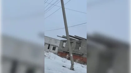 «Баланың үстіне құлап кете ме деп қорқамыз»: Қоянды ауылындағы мектептің маңында электр бағаны құлағалы тұр  (ВИДЕО)