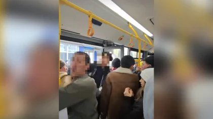 «Сипалап тұр»: Өскеменде ер адамның автобуста кішкентай қыз балаларға тиісіп жүргені туралы видео тарады