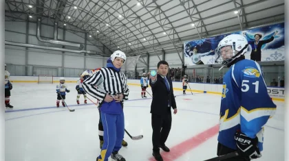 Маңғыстау облысының әкімі тудың суреті бар шайбаны хоккейшілерге бермей қойды (ВИДЕО)