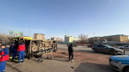 Ақтөбеде жүкті әйел мінген жедел жәрдем көлігі апатқа ұшырап, аударылып қалды