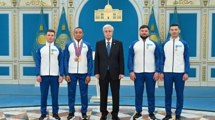 «Маған ақ жол тілеп едіңіз»: параспортшы Ербол Хамитов Тоқаевтың қолынан «Барыс» орденін алды (ВИДЕО)