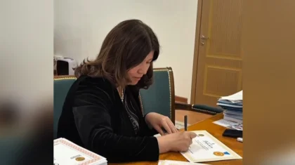 «Осындай шешім қабылдадым»: министр Жұлдыз Сүлейменова оқушыларға түнгі 01:00-де кабинетінен сәлем жолдады (ВИДЕО)