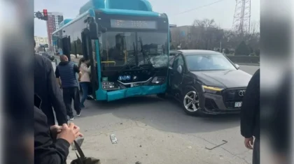 Маңғыстау облысының әкімдігі жанында автобус пен жеңіл көлік соқтығысып қалды