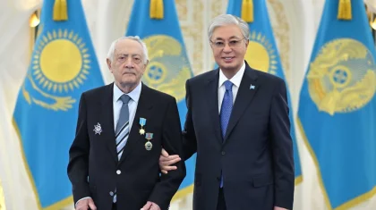 «Шыңның ұшар басына қол созым жер қалса да кері қайттыңыз»: Тоқаев Ақордада даңқты альпинисті марапаттады (ВИДЕО)