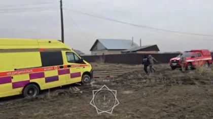 Семейде құтқарушылар жедел жәрдем көлігін балшықтан шығарып алды