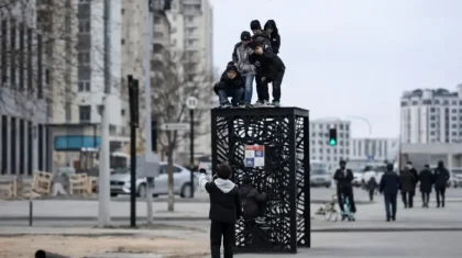 Ақтауда жасөспірімдер көрнекі нысандарды қиратып жатыр