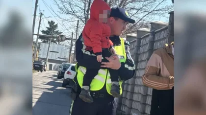 Жетісу облысында қараусыз қалған екі жасар бала жол жиегінен табылды