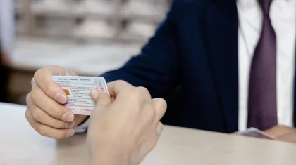 «Жүргізуші куәлігінің құны – 785 мың теңге»: Абай облысында елді алдап жүрген алаяқ ұсталды