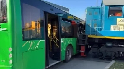 Алматы облысында автобус пойызбен соқтығысты: 6 адам жарақат алды