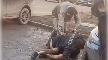 Қостанайда бір топ мас адам полицейді балаларының көзінше өлімші етіп тепкіледі (ВИДЕО)