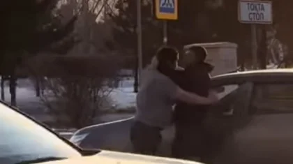Астанада жолға таласқан жүргізушілер бір-біріне жұдырық ала жүгірді (ВИДЕО)