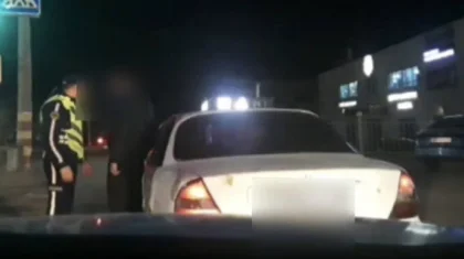 Қарағандыда көлігін мас күйінде қатты жүргізген жас жігіт темір торға қамалды (ВИДЕО)