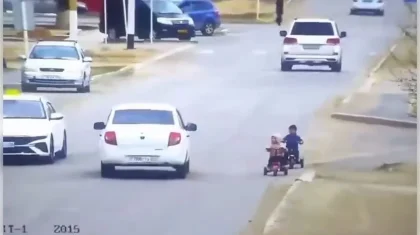 Атырау облысында жол бойына велосипедімен шығып кеткен екі бүлдіршінді көлік қағып кете жаздады (ВИДЕО)