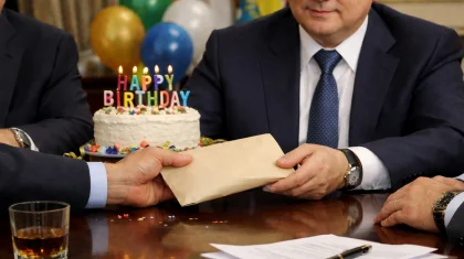 Әкімдік қызметкерлерінің мерейтойы: Абай облысында шенеуніктерге 1 млн теңгеден берілген