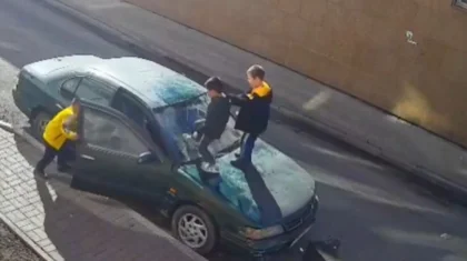 Астанада бір топ бала аулада тұрған көліктің үстіне шығып, күл-талқанын шығарды (ВИДЕО)