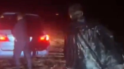 Маңғыстауда шетелдік турист жаңбырлы түні Ақтауға дейін жаяу кетіп бара жатқан (ВИДЕО)