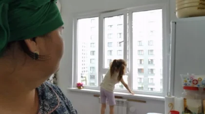 Кәсіпкер Астанадағы көпбалалы отбасылардың терезелеріне тегін блокиратор орнатып берген (ВИДЕО)