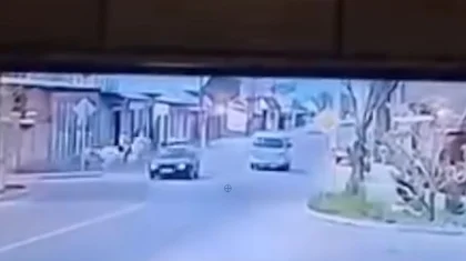 Таразда атқа мініп, шауып келе жатқан 7 жастағы бала көлікке соғылып қалды (ВИДЕО)