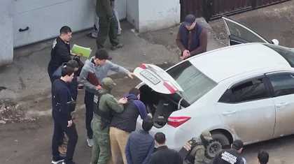 «Beeline», «Halyk Bank» атынан жалған хабарлама таратқан: SMS-бластермен алаяқтық жасаған топ ұсталды