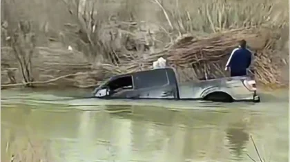 Есіл өзенінде қатты ағыс жеңіл көлікті жүргізушісімен бірге алып кетті (ВИДЕО)