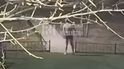 Астанада пышақ ұстаған жалаңаш ер адам жұрттың зәресін ұшырды (ВИДЕО)