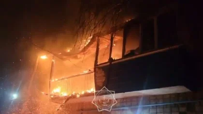 БҚО-да демалыста жүрген құтқарушы ойда-жоқта екі адамды өрттің ортасынан алып шықты (ВИДЕО)