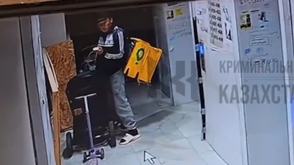 Балалар арбасына дәрет сындырып кеткен: Алматыда курьердің кім екені анықталды (ВИДЕО)