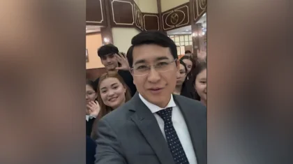 «Мен оқыған мектептің оқушылары»: Асхат Аймағамбетов бір топ ауыл баласына Парламентті көрсетті (ВИДЕО)