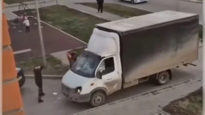 Көліктің терезесін шаққан: Қостанайда құрылыс дүкенінің қызмектерлеріне шабуыл жасалды