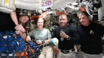 «Артемида» экипажы Жерге оралады: астронавтар ғарыштан баспасөз мәслихатын өткізді