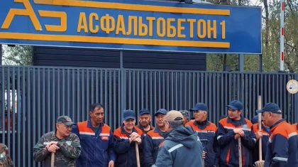 Алматыда кәсіпорын қызметкерлері тазалық жұмыстарына белсенді қатысып жатыр