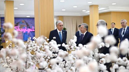 Тоқаев пен Мирзиёев Бұхарадағы тоқыма кластерінің жұмысымен танысты