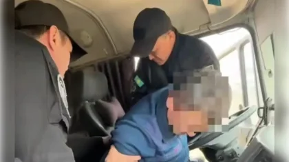 Атырауда тасжолда есінен танып қалған шетелдік жүргізушіні полицейлер құтқарып қалды (ВИДЕО)