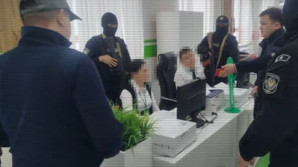 Шымкентте бетперде киген арнайы күзет жұмыста отырған екі әйелді ұстап алды (ВИДЕО)