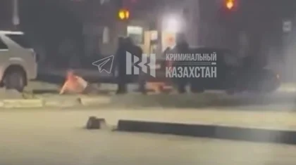 Сәтбаевта үш адам бір ер адамды аяусыз ұрып кетті (ВИДЕО)