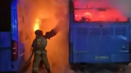 Шахтинскте автобустан шыққан өрт қасында тұрған екі көлікке тарап кетті