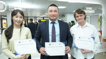 Қарағандының мемлекеттік қызметшілері «Кітап оқитын ұлт» жобасында кітап оқу мәдениетін көрсетті