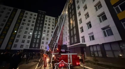 Астанада көпқабатты тұрғын үй өртеніп жатыр (ВИДЕО))