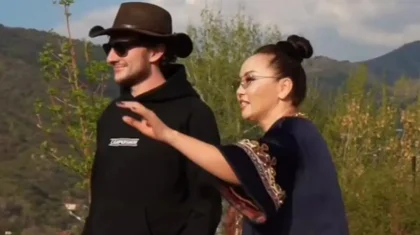 Қазақы қонақжайлық: Тұрсын Алагөзов пен Баян Мақсатқызы танымал шетелдік блогерді шаңырағында қонақ етті (ВИДЕО)