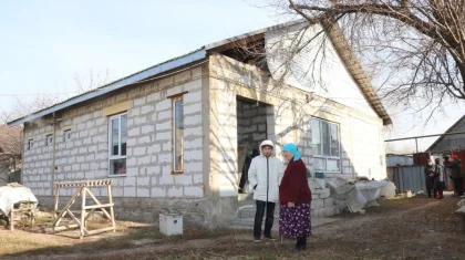 Өрттен кейін баспанасыз қалған: Алматыда жылдар бойы ауыр жағдайда өмір сүрген отбасыға көмек көрсетілді