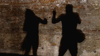 Ақтауда ер адам экс-сүйіктісін ұрып, интимді суреттерін әлеуметтік желіге жариялап жіберген