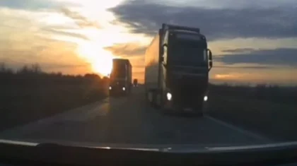 «Періштесі қақты»: Ақтөбеде ер адам жүк көліктерінің ортасынан өтіп, аман қалды (ВИДЕО)