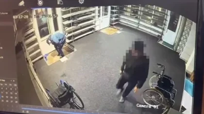 Астанада мешіттен қымбат аяқ киім ұрлап жүрген ер адам видеоға түсіп қалды