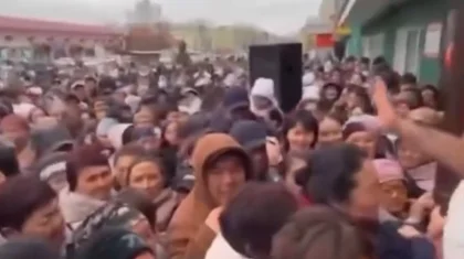 «Башпайдың» иесі бес күнге қамалды: Өскемен тұрғындары тегін аяқ киім үшін бір-бірін таптап кеткен (ВИДЕО)