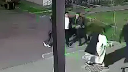 Алматыда пышақ ұстаған ер адам маңайындағы тұрғындардың ізінен қуып, зәресін алды (ВИДЕО)