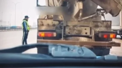 Астанада жүк көлігінің жүргізушісі мас күйде рульге отырып, қала ішінде емін-еркін жүрген (ВИДЕО)