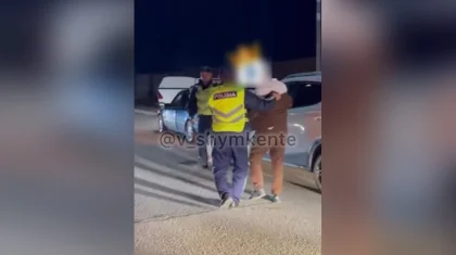 Шымкентте бір топ еркек 60 жастағы ер адамның аяғын сындырып, пышақтап кетті (ВИДЕО)